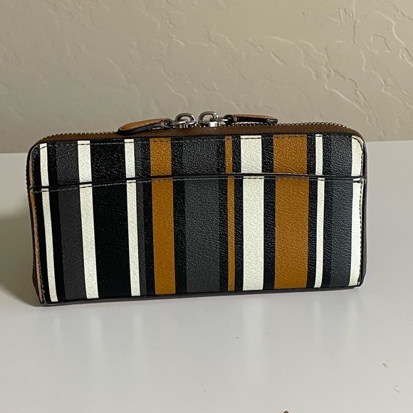 COACH WALLET & WRISTLET - Picture 3 of 8